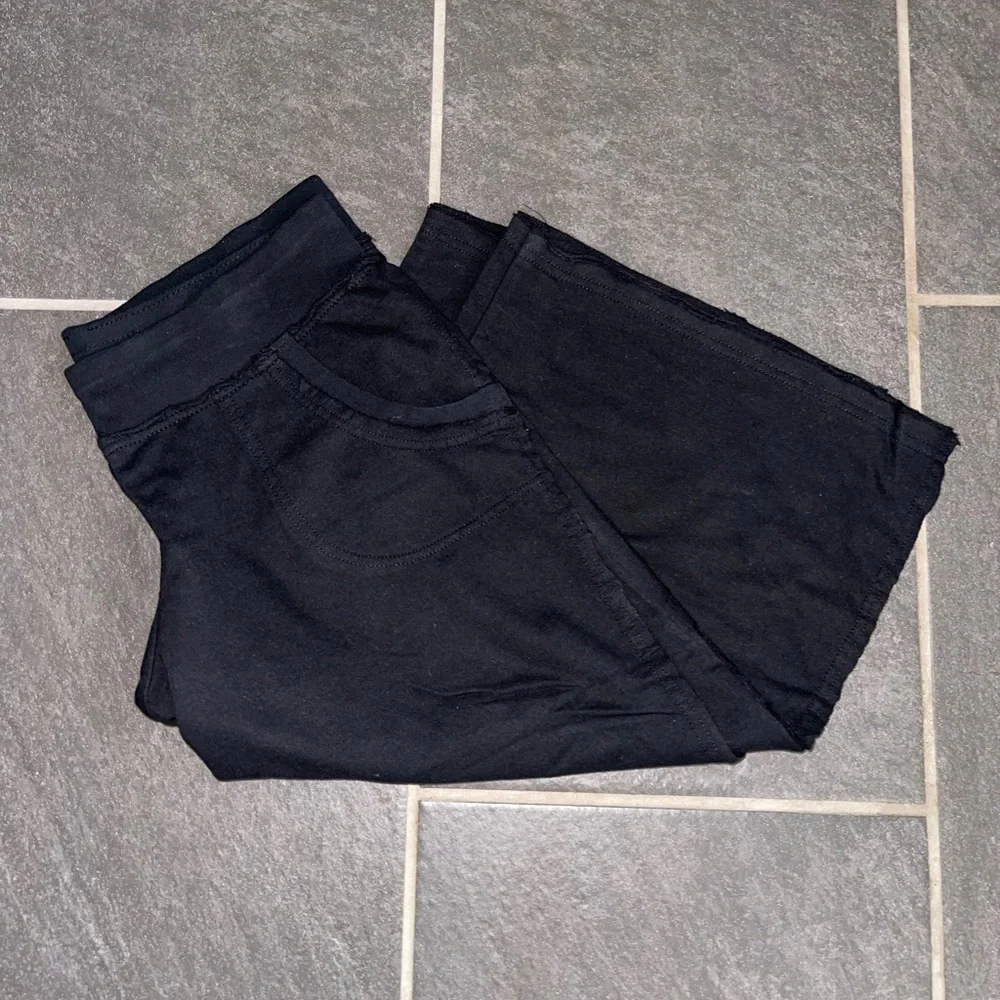 Women Capri Pants - Picture 6 of 7